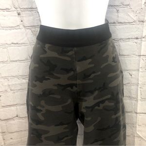 ❤️‍🔥GAP-NWOT❤️‍🔥Ladies Camouflage Pants❤️‍🔥Measurements in Photos❤️‍🔥